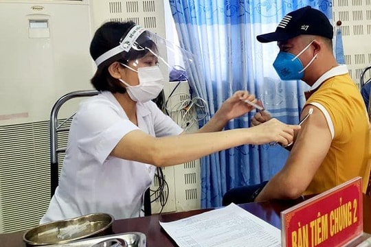 Ninh Bình: Tiêm vắc xin Vero Cell cho hàng trăm người Trung Quốc