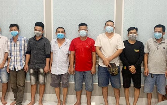 8 đối tượng tụ tập đánh bạc trong thời gian giãn cách xã hội bị phạt 126 triệu đồng