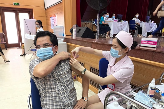 Hà Nội lập kỷ lục mới về tiêm vắc xin
