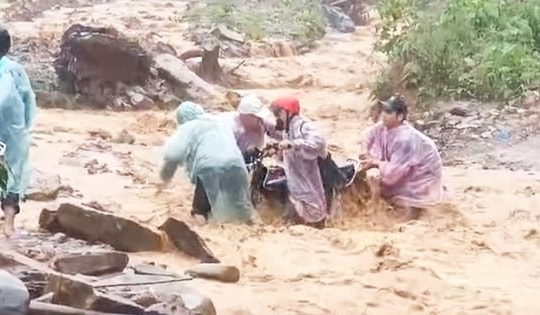 Quảng Nam: Mạo danh chủ tịch huyện xin gạo cứu trợ mưa bão