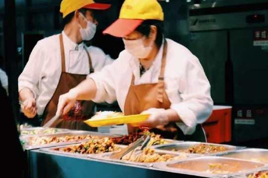 Nhiều sinh viên đã phàn nàn rằng 'cho dù phải đổ đồ ăn đi nhưng các suất ăn vẫn rất hạn chế', người cô trong căng tin đã run rẩy cho biết sự thật