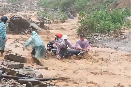 Clip: Thót tim cảnh nhóm người vượt dòng nước lũ ở Quảng Nam