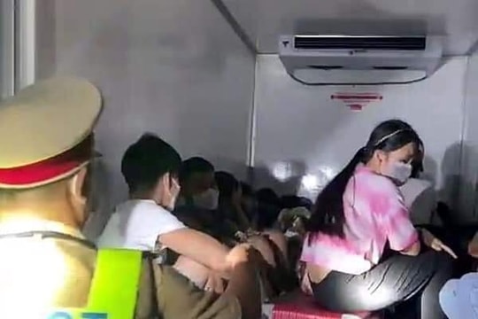 Giấu 15 người trong thùng xe đông lạnh nhằm thông chốt để về quê