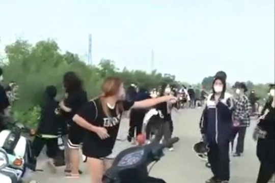Điều tra vụ 50 nữ sinh tụ tập, dùng hung khí “hỗn chiến”