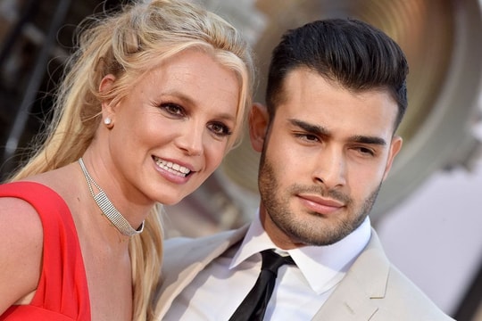 Britney Spears và bạn trai kém 13 tuổi chính thức đính hôn sau 4 năm yêu