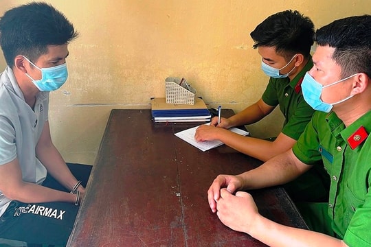 Mặc đồ giả nhân viên y tế để “thông chốt” đi mua ma túy