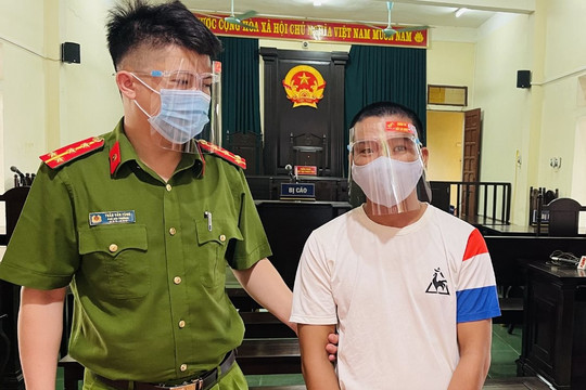 Lĩnh 15 tháng tù vì tấn công công an viên để “thông chốt” kiểm dịch