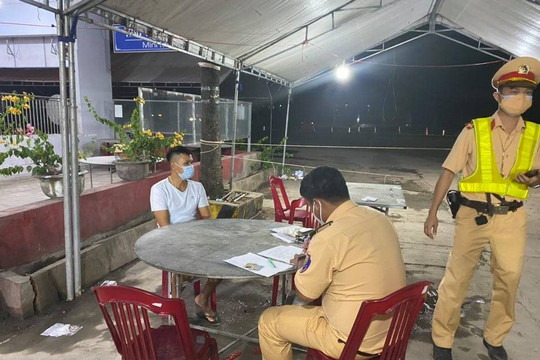Vận chuyển người bằng xe đông lạnh qua chốt kiểm dịch bị xử lý như thế nào?