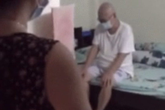 Vừa ra viện, cụ ông nghẹn ngào khi biết tin tro cốt của vợ mình vừa được chuyển về nhà
