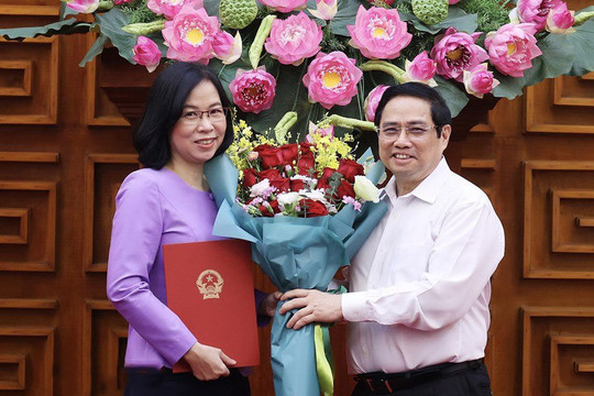 Thủ tướng trao quyết định bổ nhiệm nữ Tổng Giám đốc đầu tiên của TTXVN