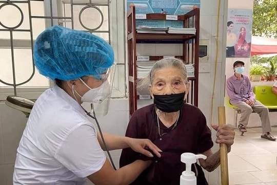 Liên tiếp lập kỷ lục tiêm vắc xin, Hà Nội vẫn “lỗi hẹn” mục tiêu đề ra?