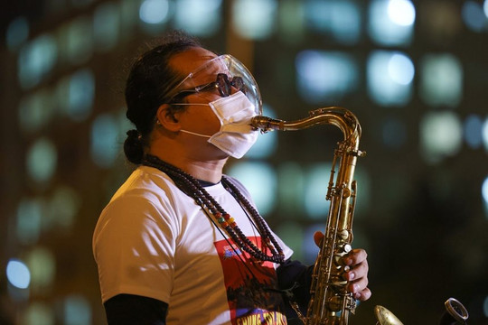 NS Trần Mạnh Tuấn không thể thổi saxophone khi tham gia đêm nhạc trực tuyến