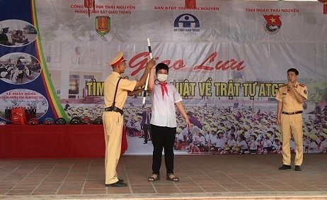 Thái Nguyên: Tuyên truyền ATGT cho cán bộ, giáo viên và học sinh trường THCS Cam Giá
