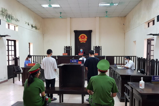 Hà Nội: 30 tháng tù giam cho hai đối tượng "thông chốt" kiểm dịch Covid-19