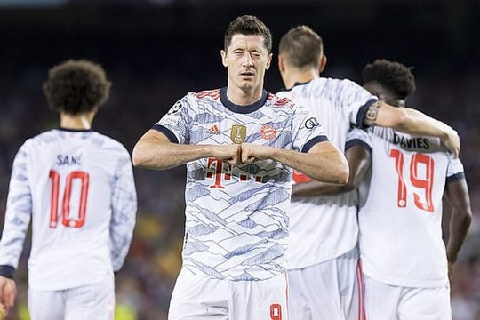 Barca bị nhấn chìm bởi cú đúp của Lewandowski