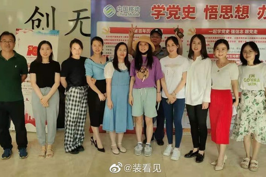 Triệu Vy lần đầu lộ diện sau cuộc "thanh trừng" đáng sợ nhất Cbiz