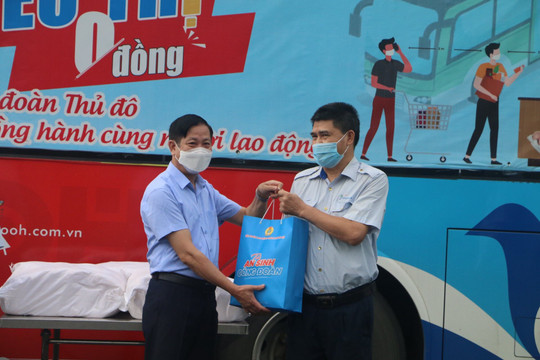 500 “Túi An sinh Công đoàn”  đến với người lao động Tổng Công ty Vận tải Hà Nội