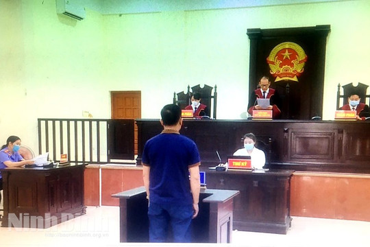 Xe ô tô lấn làn va chạm với xe máy khiến bà cụ tử vong