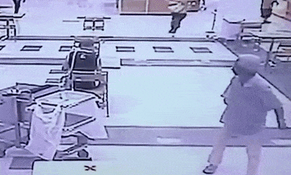 Cướp tiệm vàng, cô gái bị người đàn ông hạ gục bằng... một cái ngáng chân