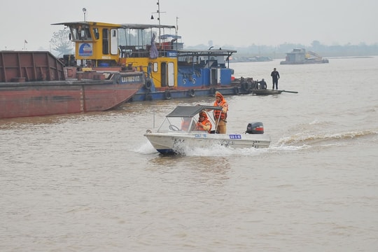 Truy tố 9 đối tượng dùng tàu thủy gắn biển số giả để khai thác cát trái phép trên sông Hồng