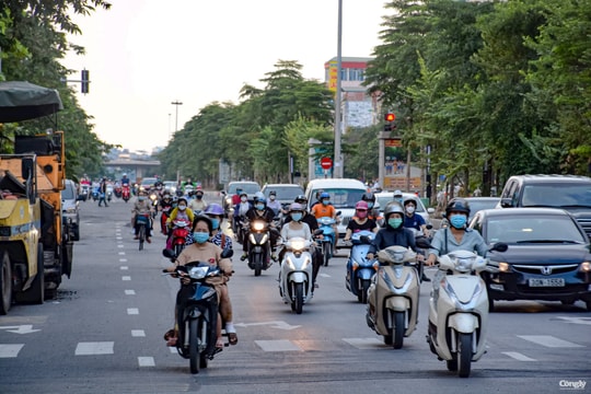 Ngày đầu nới lỏng, đường phố Hà Nội khá đông đúc