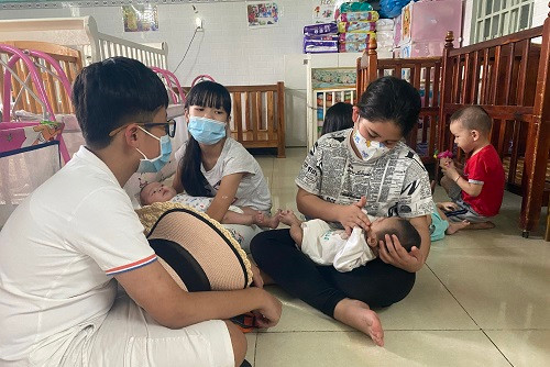 Cô bé lai 11 tuổi mang yêu thương đến với trẻ em kém may mắn
