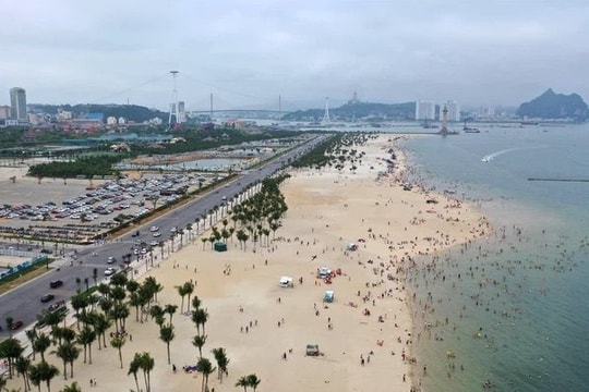 Hạ Long mở lại bãi tắm và hoạt động thể dục thể thao