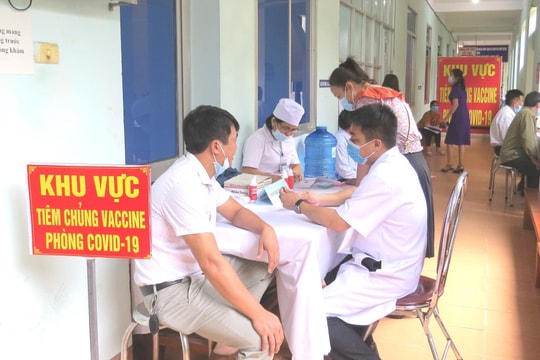 Quảng Bình: Nữ giáo viên tiêm 2 mũi vắc xin AstraZeneca cách nhau 10 phút