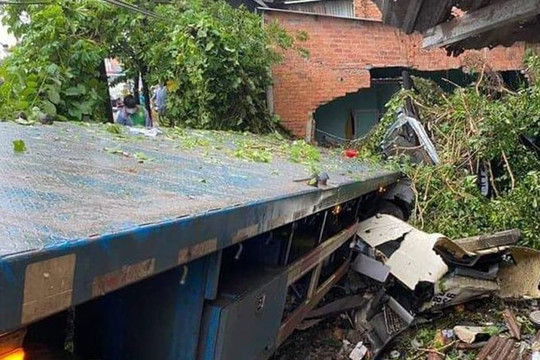 Xe container mất lái tông sập nhà dân, cả gia đình thoát chết trong gang tấc