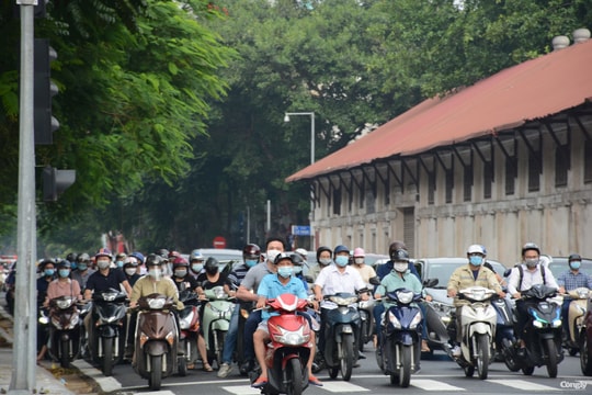 Hà Nội: Đầu tuần, người dân đổ ra đường dù chưa hết giãn cách