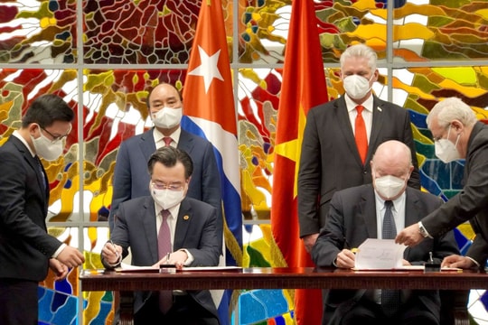 Việt Nam-Cuba: Ký kết nhiều văn kiện hợp tác; Chủ tịch nước Nguyễn Xuân Phúc nhận Huân chương José Marti