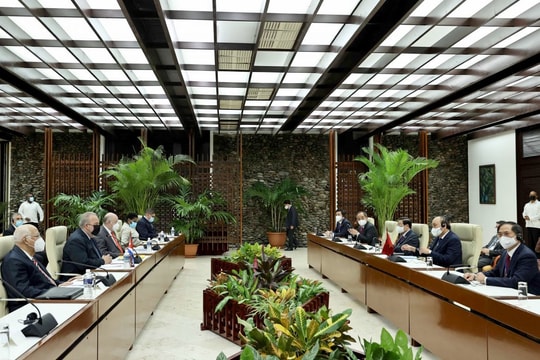 Chủ tịch nước Nguyễn Xuân Phúc hội kiến Thủ tướng Cuba Manuel Marrero Cruz