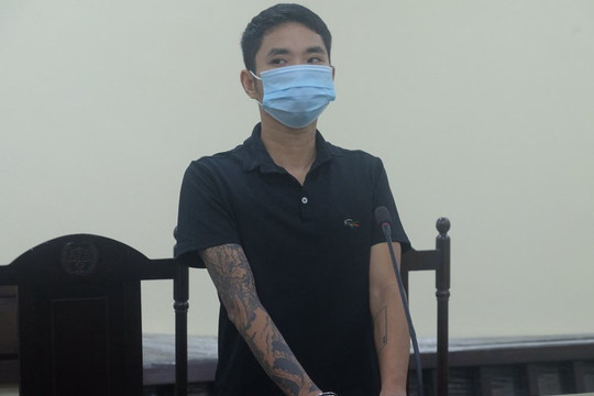 Thợ cắt tóc túm tóc cán bộ chốt kiểm dịch Covid -19 khi bị nhắc nhở