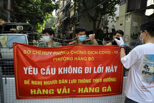 Hà Nội gỡ bỏ thép gai, rào chắn cứng trên phố cổ