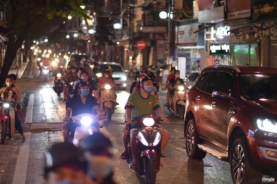 Hà Nội: Dòng người đổ ra đường đêm Trung thu bất chấp đang thực hiện Chỉ thị 15