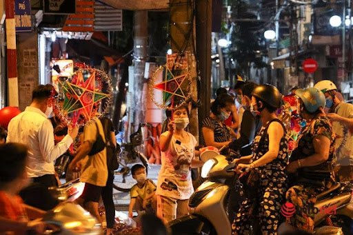 Hà Nội đông nghịt người đổ ra đường đi chơi Trung thu, CDC nói gì?