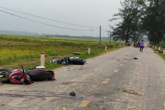 Phú Thọ: 4 xe máy lao vào nhau trong đêm trung thu, 5 người tử vong