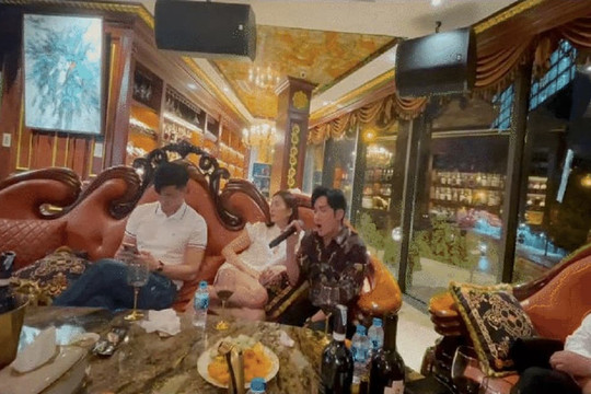 Rủ nhau chơi Trung thu, Lệ Quyên và tình trẻ lại có biểu cảm khiến nhiều người hoang mang