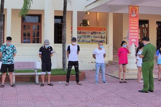 Nhóm thanh, thiếu niên sử dụng ma tuý trong quán karaoke