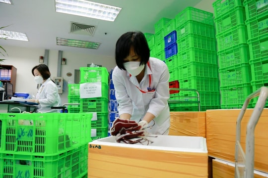 Chuyển máu hiếm từ Hà Nội chi viện TP.HCM