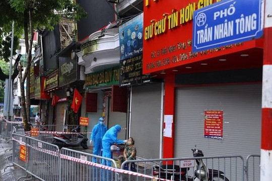 Hà Nội: Phong tỏa một số hộ dân ở phố Trần Nhân Tông sau khi phát hiện ca mắc COVID-