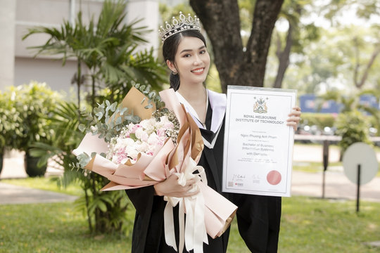 Á hậu Phương Anh xuất sắc nhận học bổng Thạc sĩ của Đại Học RMIT