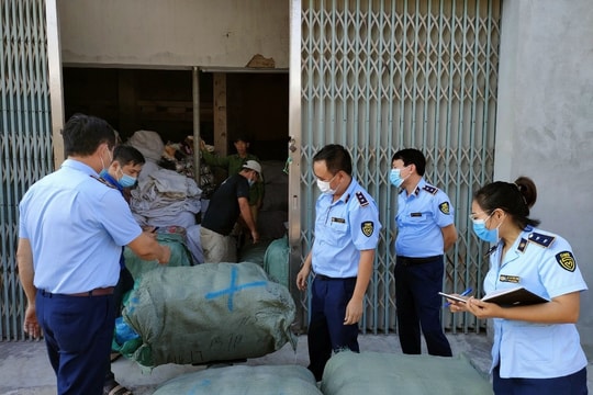 Phát hiện trên 800kg hàng dệt may đã qua sử dụng