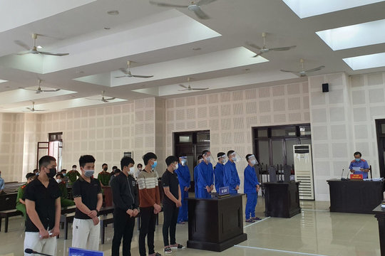 Nhóm thanh thiếu niên lĩnh 70 năm tù vì trêu ghẹo bạn gái