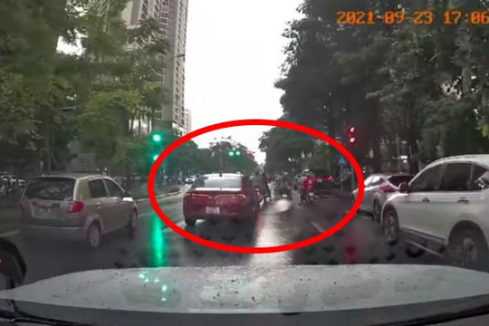 Xe con tông hàng loạt xe máy đang dừng đèn đỏ ở Hà Nội