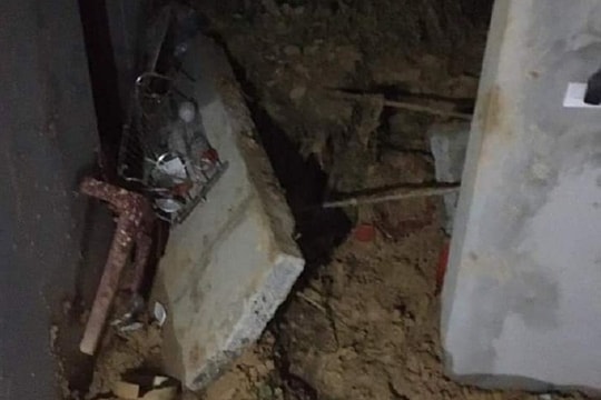 Mưa lớn, sạt lở đất lúc rạng sáng khiến 2 cháu bé bị thương