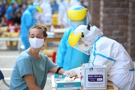 Đà Nẵng: Tiêm vaccine phòng COVID-19 cho hơn 3.000 người nước ngoài làm việc tại địa phương