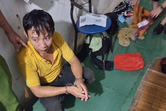 Đập đầu người đi đường để cướp tài sản