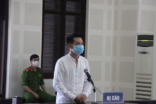 Vì ghen tuông, gây sự chồng cũ bị người tình mới đâm trọng thương