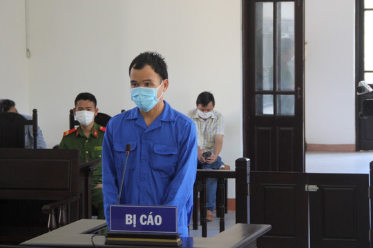 Uống say nam thanh niên tông chốt kiểm soát dịch, đánh công an 